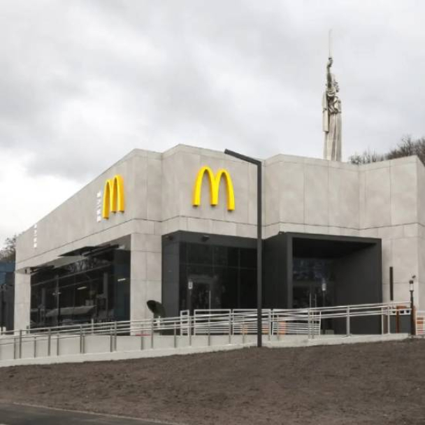 У Києві біля мосту Патона відкрили новий McDonald's