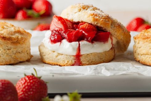 8 солодких страв із полуницею, які можна приготувати за 15 хвилин