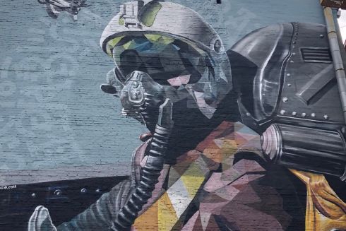 Фото: На Подолі з’явився мурал “Привид Києва”