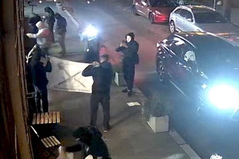 У Києві невідомі обклеїли гомофобними листівками книгарню &laquo;Сенс&raquo; &mdash; вдруге за тиждень