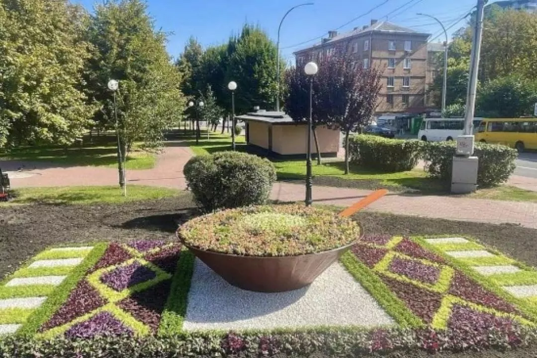 На Солом&rsquo;янці створили квіткову композицію з &laquo;борщем на вишитому рушнику&raquo;