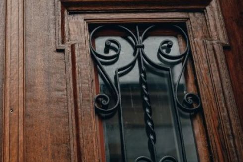 У Львові відреставрували історичні двері біля Винниківського ринку: фото