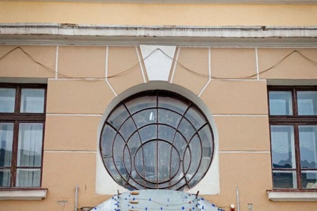 Школа у Тернополі блокує повернення відреставрованого історичного вікна