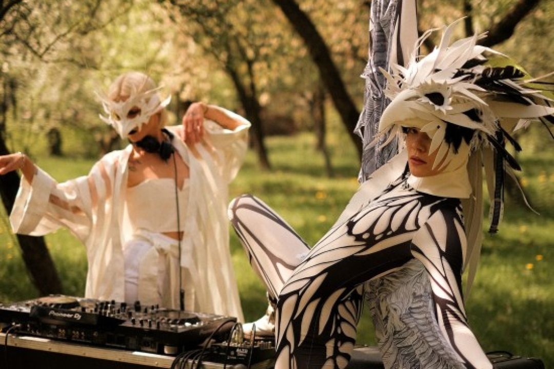 "Ми тільки вчимося не соромитися перевтілення": Леся Патока — про костюми для фестивалю "Вирій"