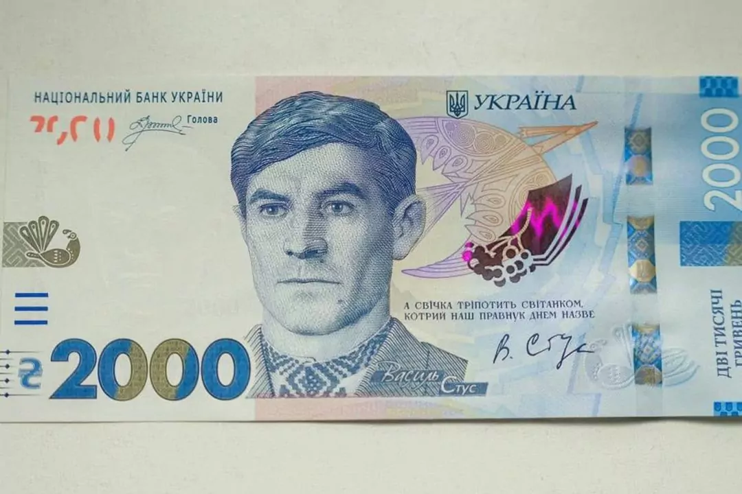 В Україні ввели в обіг нову банкноту номіналом 2000 гривень із Василем Стусом