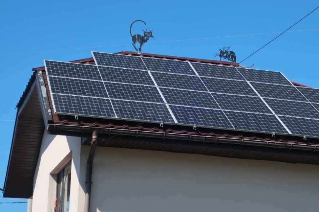 Із сонячними панелями та підстанціями: як сім'я з Чернігівщини обладнала будинок системою автономного енергозабезпечення