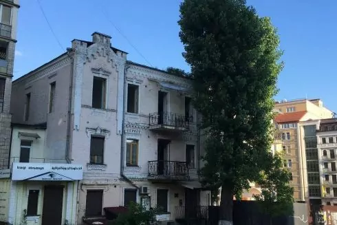 В історичному центрі Києва розбирають будівлю XIX століття з унікальною ліпниною всередині