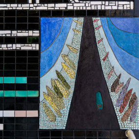 На автовокзалі презентували відреставровані мозаїки. Дивіться, як вони тепер виглядають