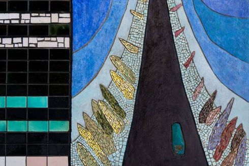 На автовокзалі презентували відреставровані мозаїки. Дивіться, як вони тепер виглядають