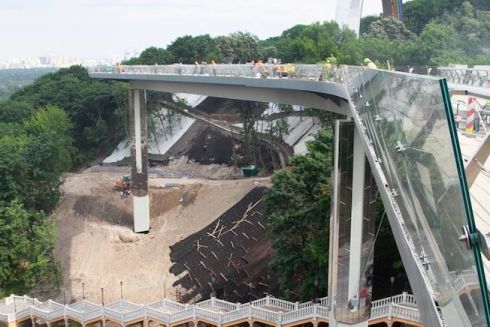 На мосту з Володимирської гірки закінчують роботи: перші фото перед відкриттям