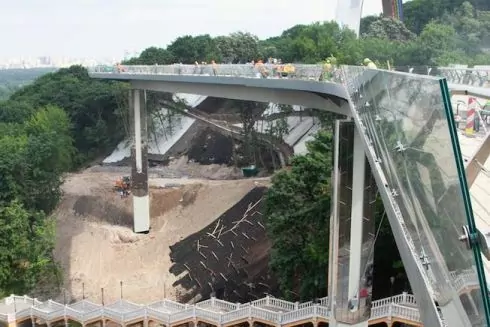 На мосту з Володимирської гірки закінчують роботи: перші фото перед відкриттям