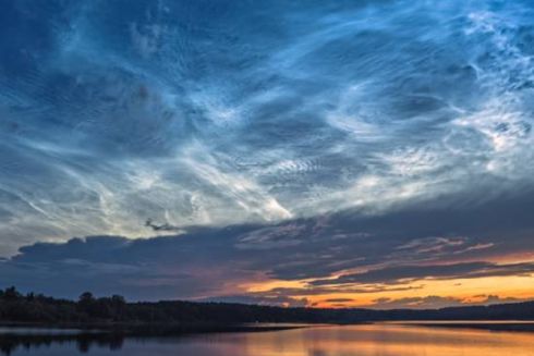 У небі над Київщиною спостерігали рідкісні сріблясті хмари