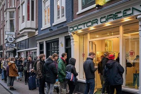 Карантин в Нидерландах: люди стоят в очереди в кофешопы, чтобы успеть купить марихуану