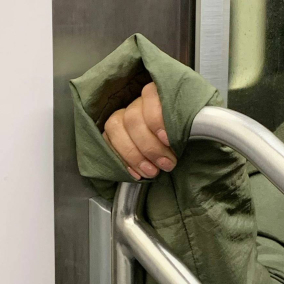 Фото дня: фотограф снимает руки жителей Нью-Йорка в эпоху коронавируса