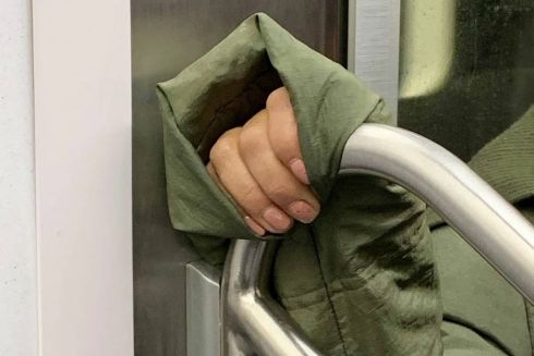 Фото дня: фотограф снимает руки жителей Нью-Йорка в эпоху коронавируса