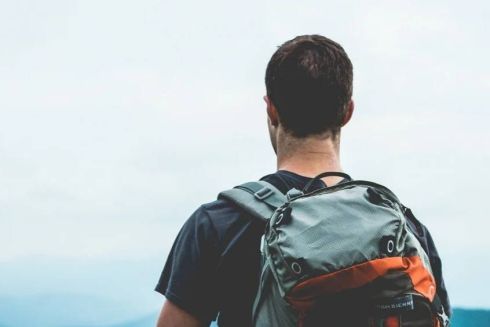 Airbnb запустив сервіс для онлайн-подорожей: можна помедитувати з буддистськими ченцями, або приготувати пасту