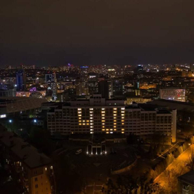Київські готелі підсвітили вікна у знак підтримки боротьби з коронавірусом