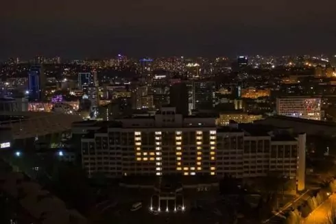 Киевские отели подсветили окна в знак поддержки борьбы с коронавирусом