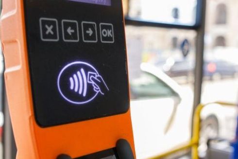 В Киеве вводят новый алгоритм оплаты картой в транспорте: что изменится