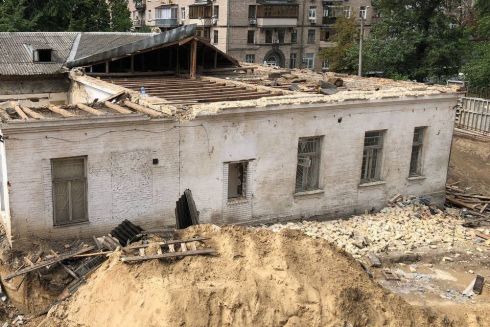 Застройщик сорвал пломбу с усадьбы Барбана и сбил мемориальную табличку