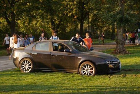 Фото. В урбан-парке на ВДНХ автомобиль погряз в газоне, который высадили в начале месяца