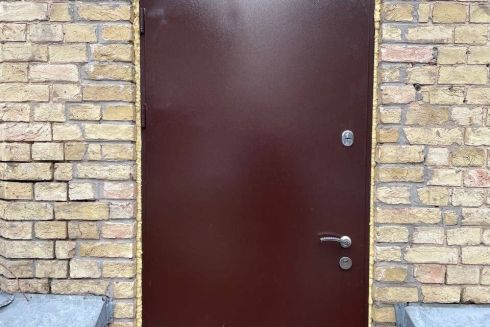 В одном из корпусов КПИ заменили аутентичную входную дверь на обычную металлическую