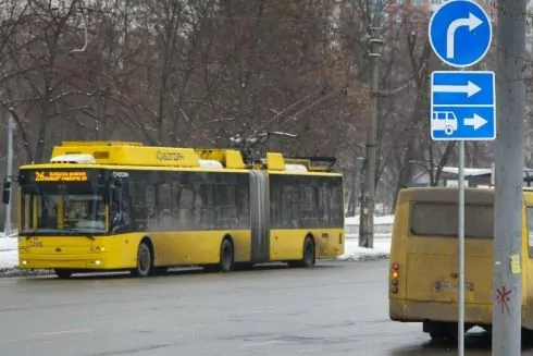 На Виноградарі влаштували виділену смугу для громадського транспорту