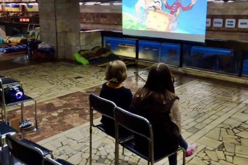 На станциях метро, которые служат укрытиям, будут показываться украинские фильмы