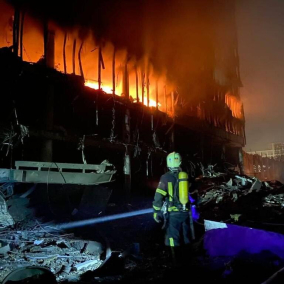 Фото. У Подільському районі Києва через обстріли згорів торговельний центр