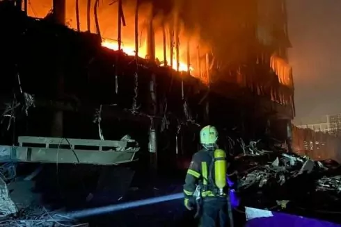 Фото. В Подольском районе Киева из-за обстрелов сгорел торговый центр