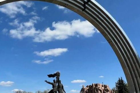 Советскую скульптуру двух рабочих под Аркой дружбы народов демонтируют на этой неделе – Кличко