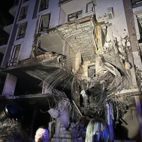 В Киеве снова обстрелы: ракета попала в жилой дом