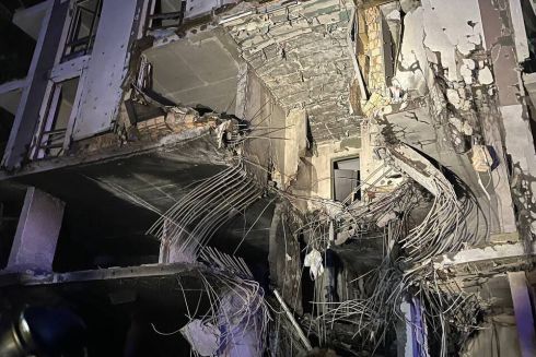 В Киеве снова обстрелы: ракета попала в жилой дом