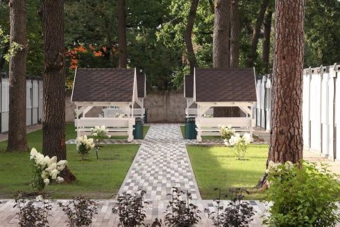 Фото. В Ірпені змонтували друге модульне містечко