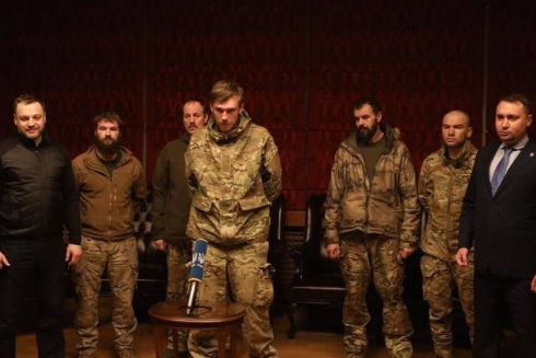 Фото дня. Україна повернула з полону 215 захисників, серед них – оборонці «Азовсталі» та командири полку «Азов»