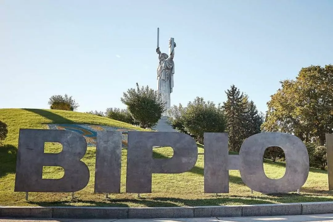 Фото. Біля Батьківщини-Матері розмістили напис &laquo;Вірю в ЗСУ&raquo; з металу &laquo;Азовсталі&raquo;