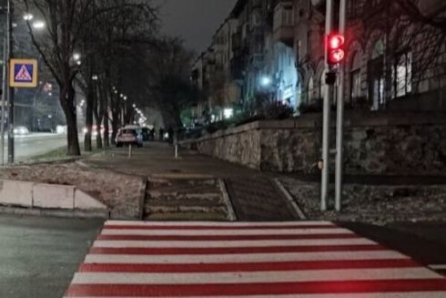 Із детекторами руху та світлофорами з тактильними кнопками: на Солом'янці облаштували безбар'єрний перехід