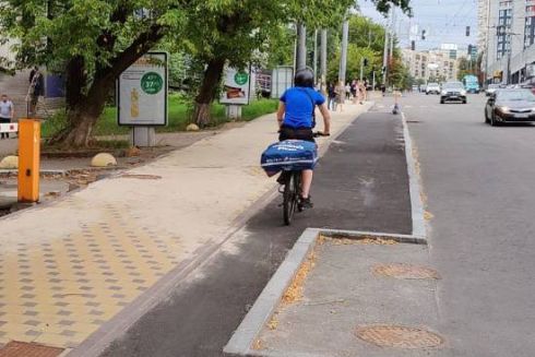 На Солом'янці облаштували велодоріжку з відхиленням від проєкту: що з нею не так