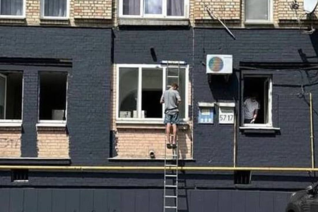 Фасад унікального модерністського будинку на Подолі незаконно руйнують: фото