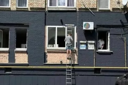 Фасад унікального модерністського будинку на Подолі незаконно руйнують: фото