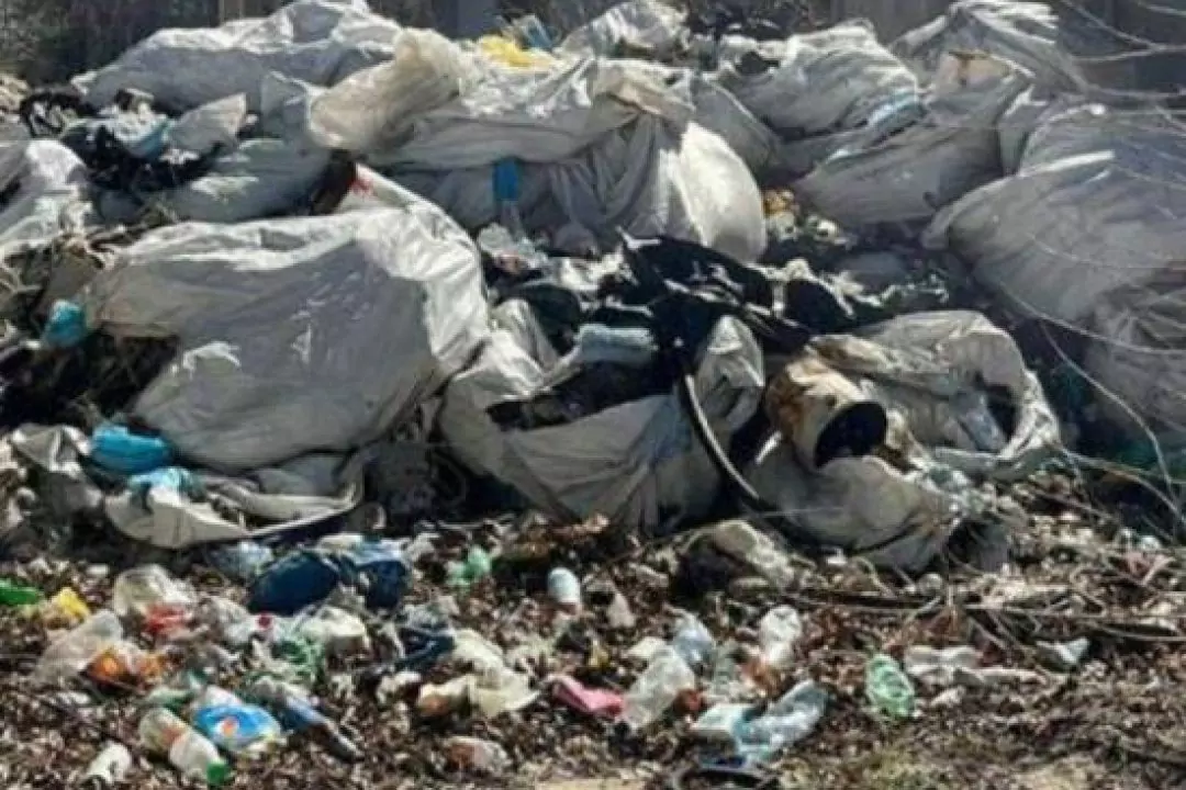 Генпідрядника будівництва Подільського мосту змусили прибрати незаконне сміттєзвалище та відшкодувати 130 тис. грн