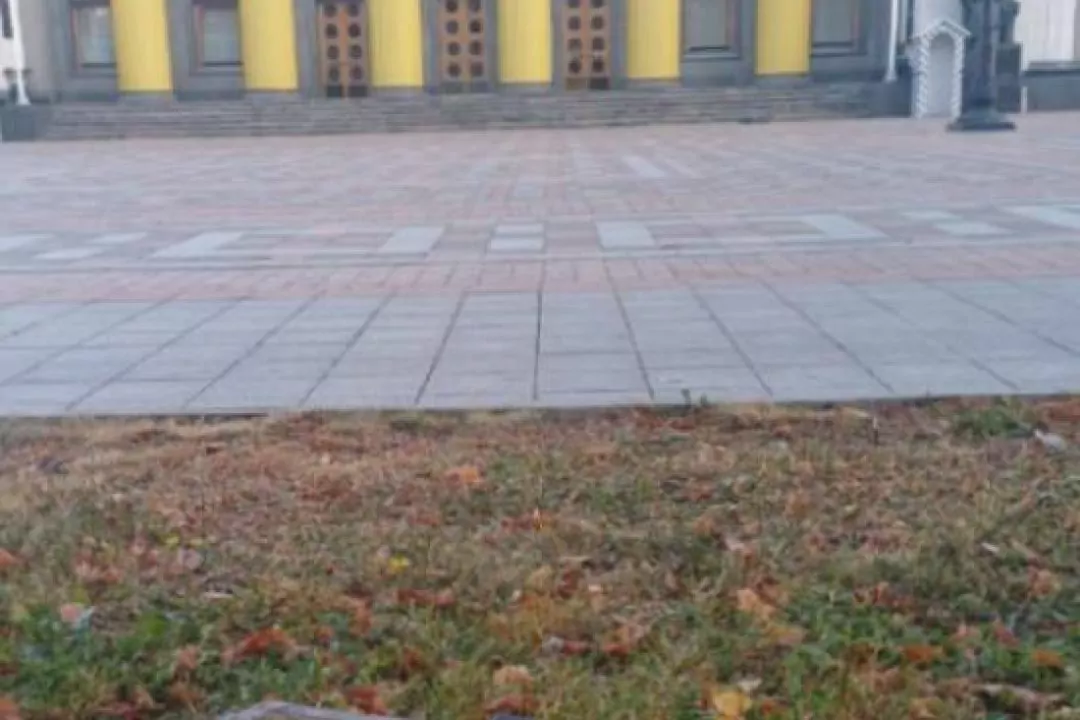 Уламки збитих ворожих дронів впали біля Верховної Ради: фото