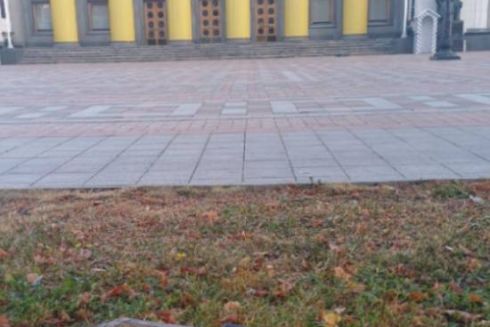 Уламки збитих ворожих дронів впали біля Верховної Ради: фото