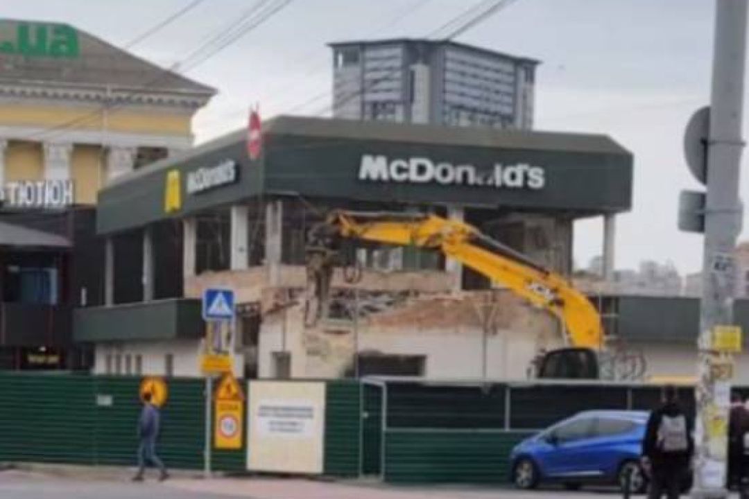 На Вокзальній площі почали зносити McDonald's