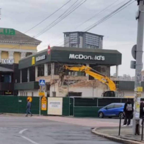 На Вокзальній площі почали зносити McDonald's