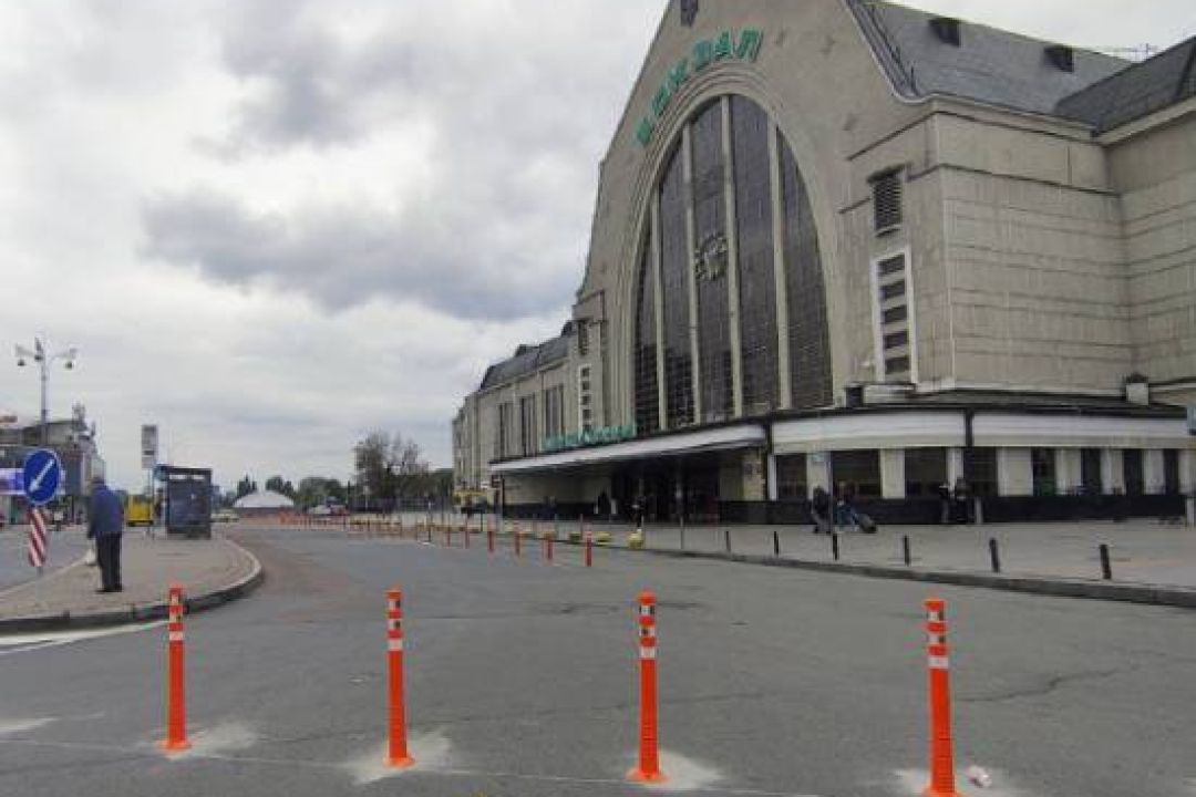 На Вокзальній площі змінили організацію руху транспорту: що зробили
