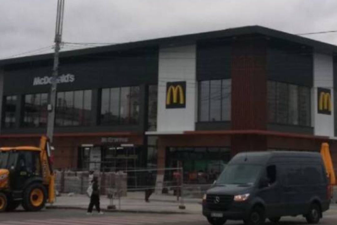 У McDonald’s навпроти Центрального вокзалу майже завершили реконструкцію: як виглядає заклад