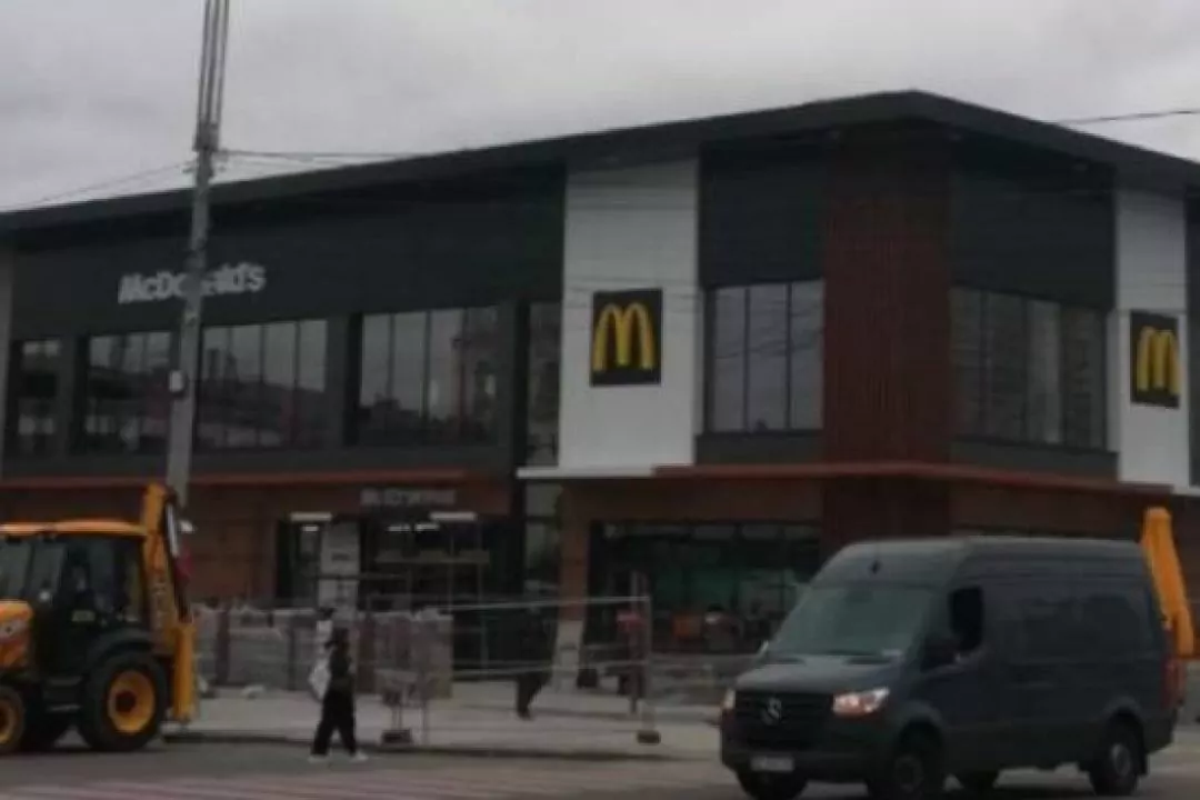 У McDonald&rsquo;s навпроти Центрального вокзалу майже завершили реконструкцію: як виглядає заклад