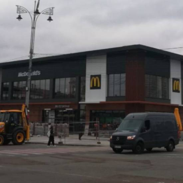 У McDonald’s навпроти Центрального вокзалу майже завершили реконструкцію: як виглядає заклад