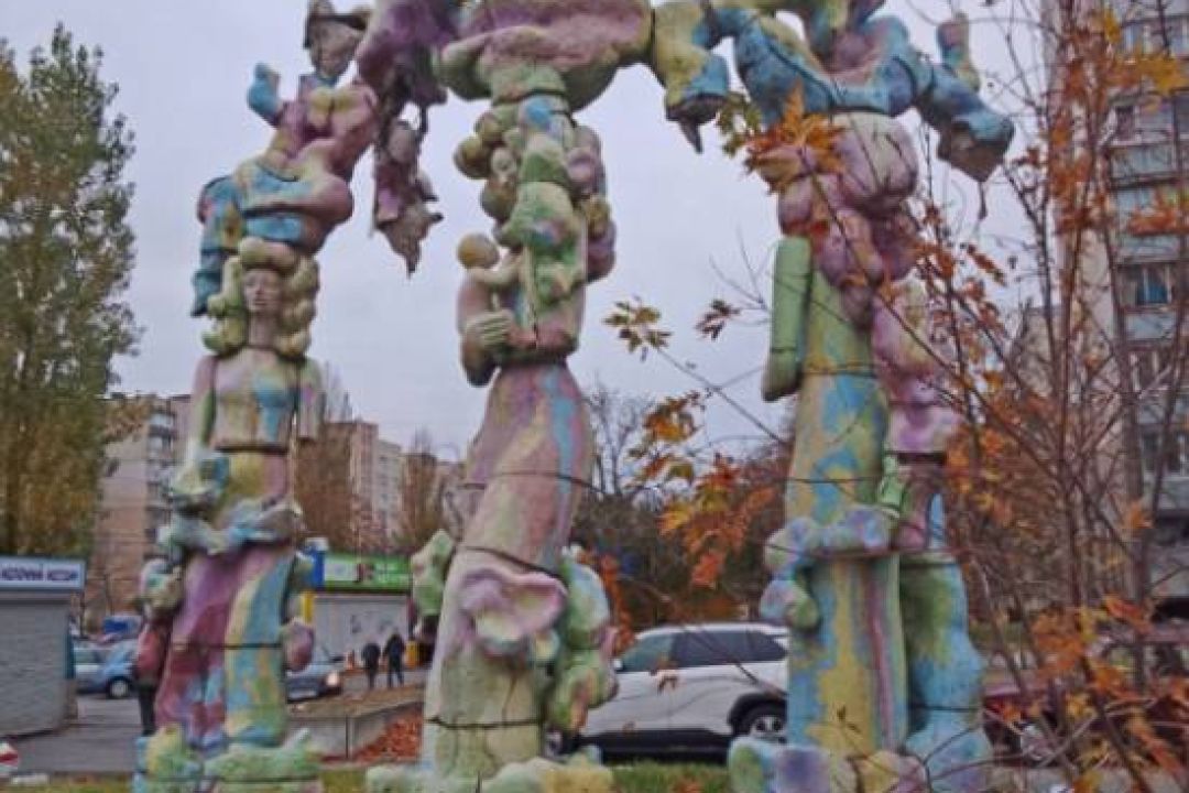 На Виноградарі руйнується скульптура “Керамічні фантазії”